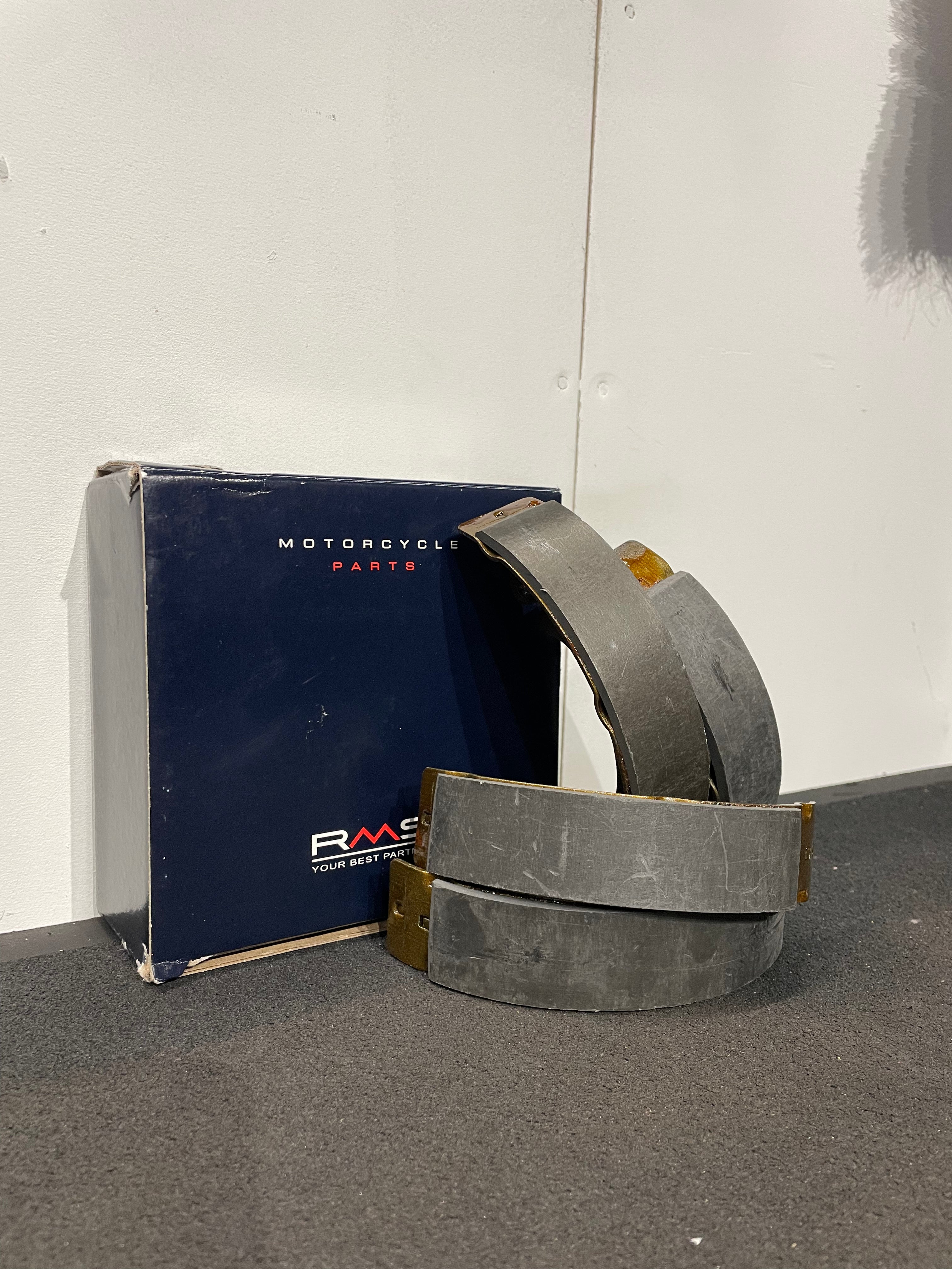 Bromsbackar bak - RMS