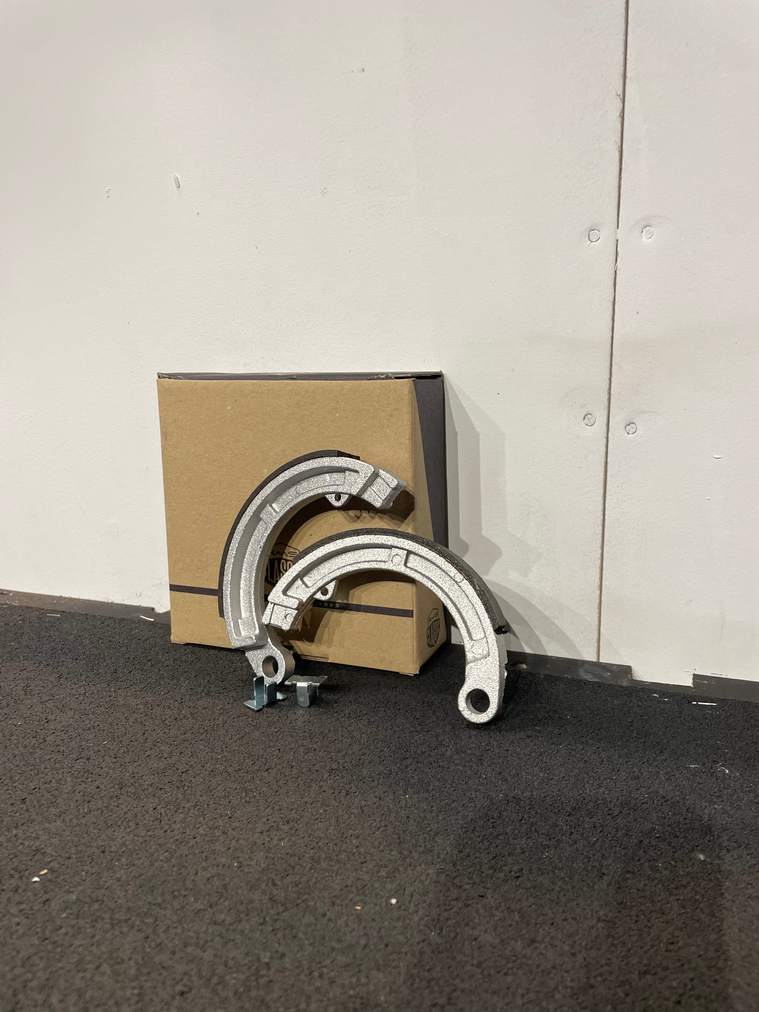 Bromsbackar fram - RMS