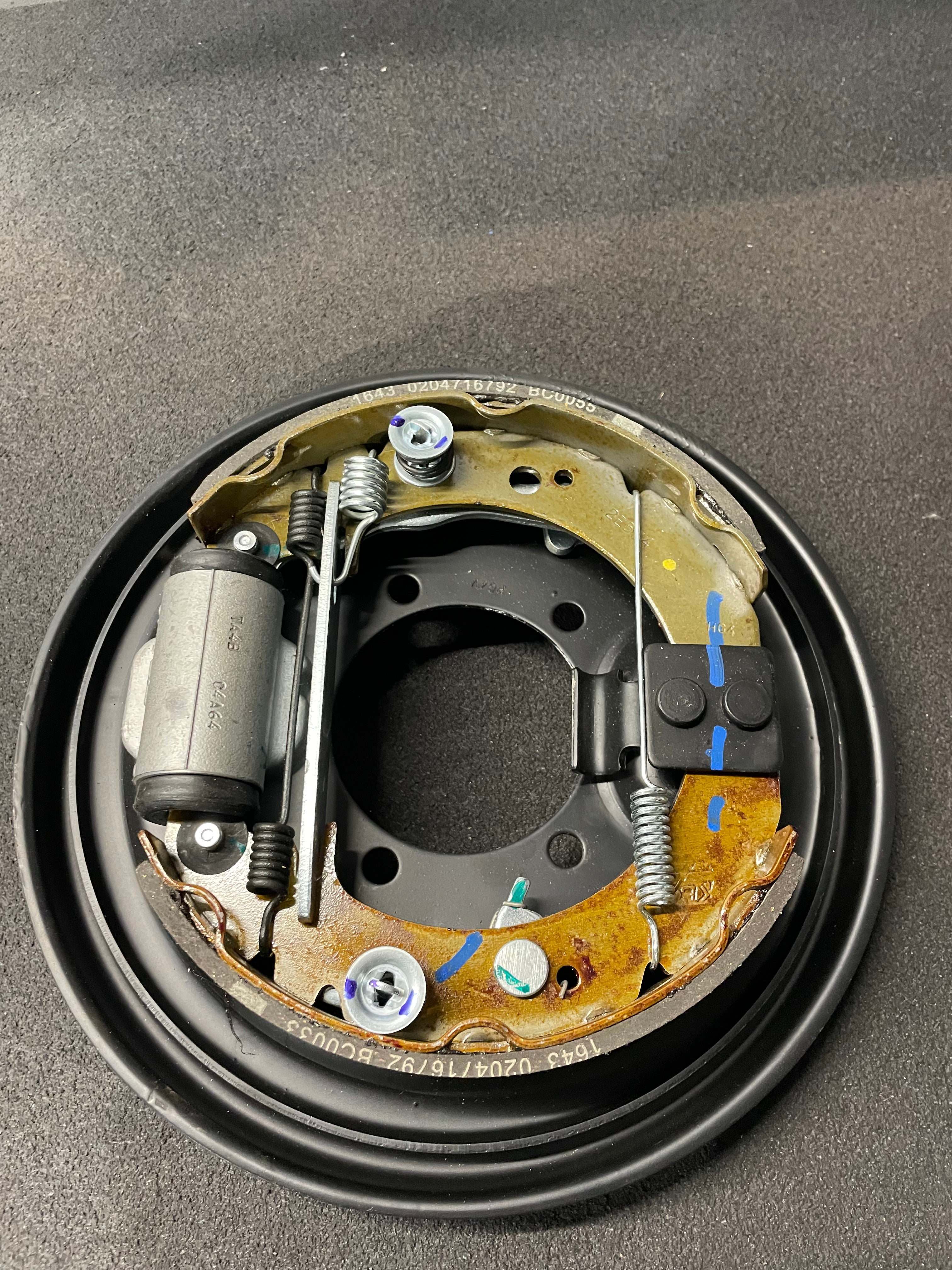 Bakre Bromssköld Med Komplett Bromssystem Höger