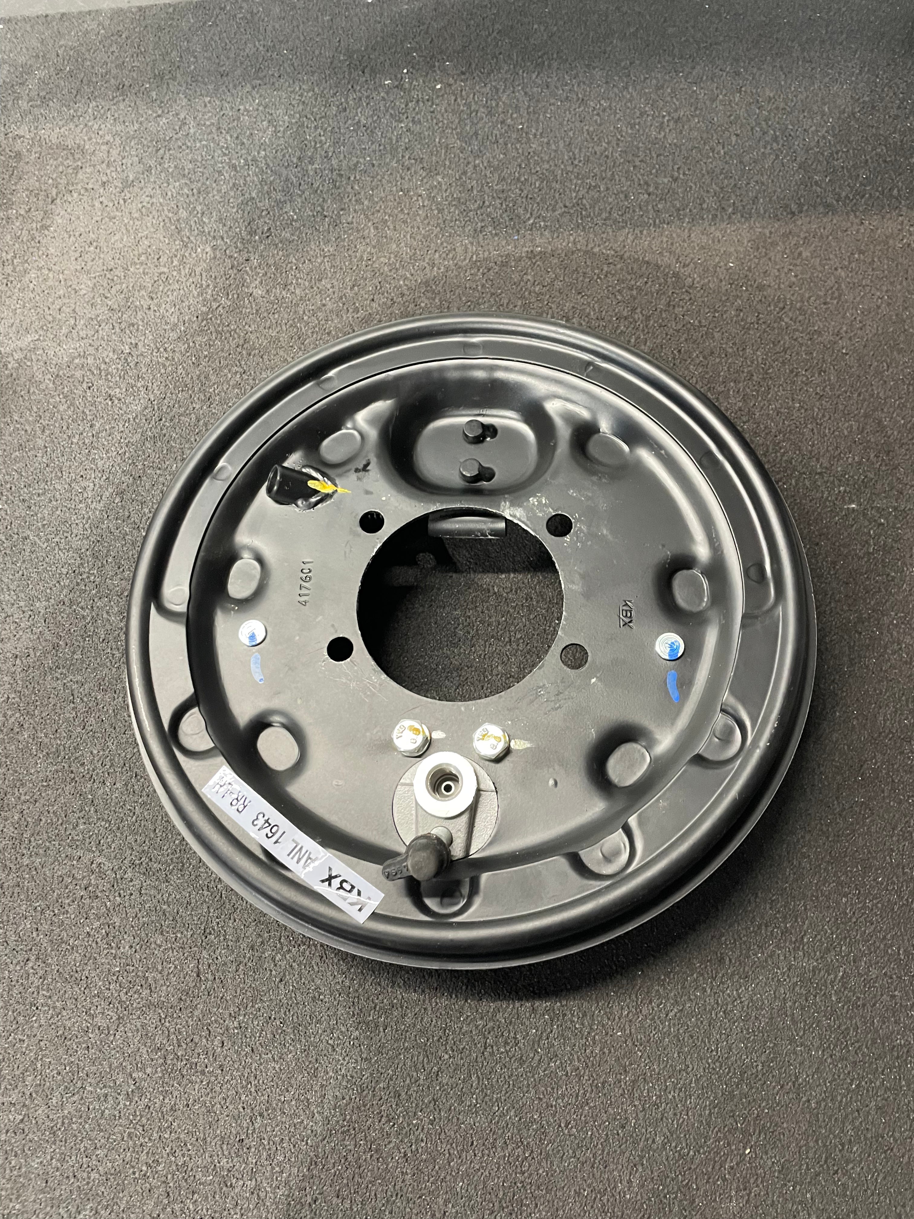 Bakre Bromssköld Med Komplett Bromssystem Höger